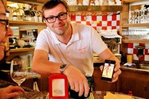 Carlo toont trots zijn dochtertje