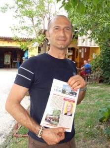 Valter toont trots de uitgave van il Tramonto met zijn interview